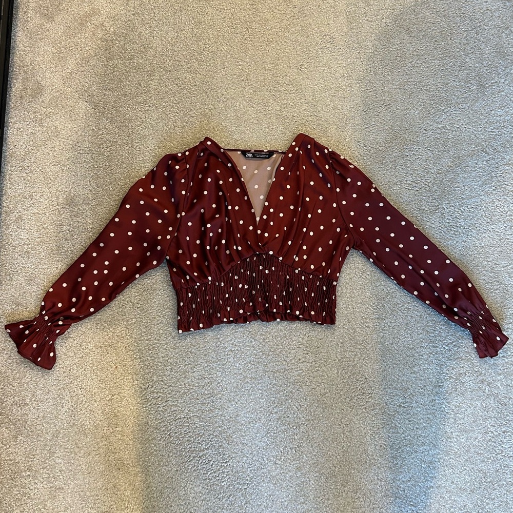 ZARA | SILKY BURGUNDY TRUMPT SLEEVE CROP TOP WITH WHITE POLKADOTS. SIZE M